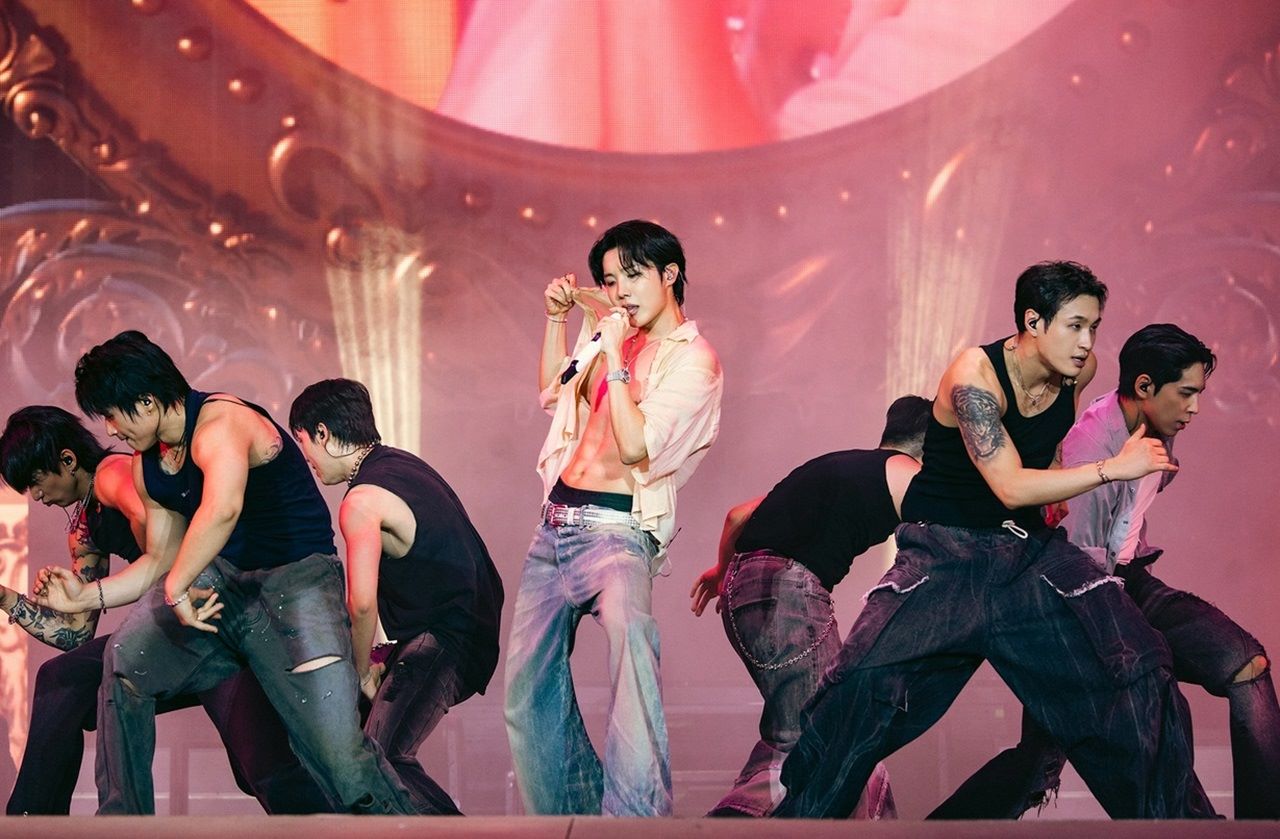5 Highlight Penampilan J-Hope BTS di Lollapalooza Berlin, Kemeja Transparan Bikin Salfok