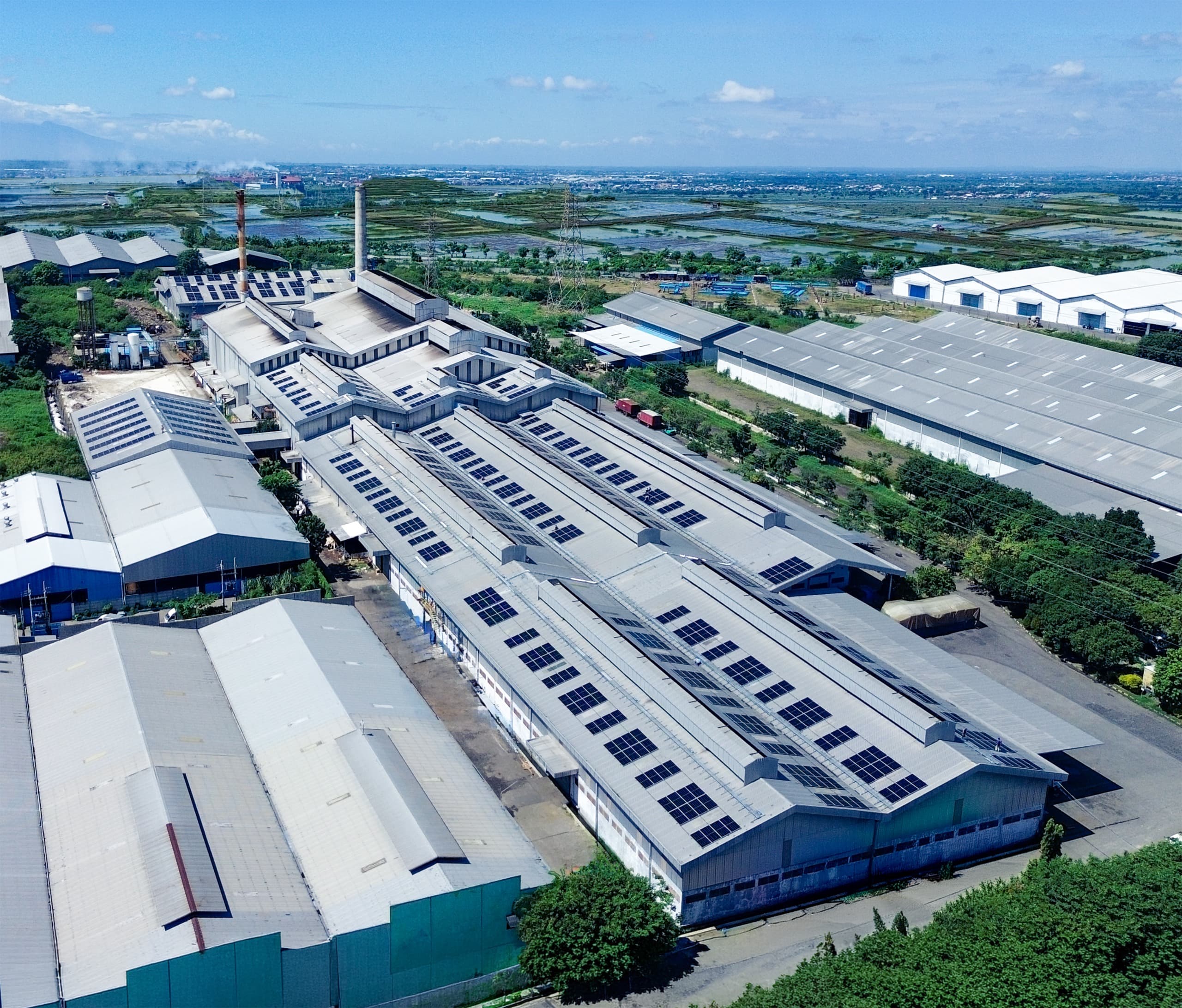 Industri Manfaatkan PLTS Atap Dukung Energi Bersih, Produksi Rendah Emisi