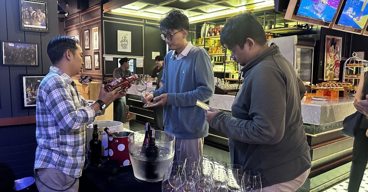 SIP & SMOKE ARTOTEL TS Suites Surabaya Sajikan Cerutu dan Wine dengan Sensasi Berbeda
