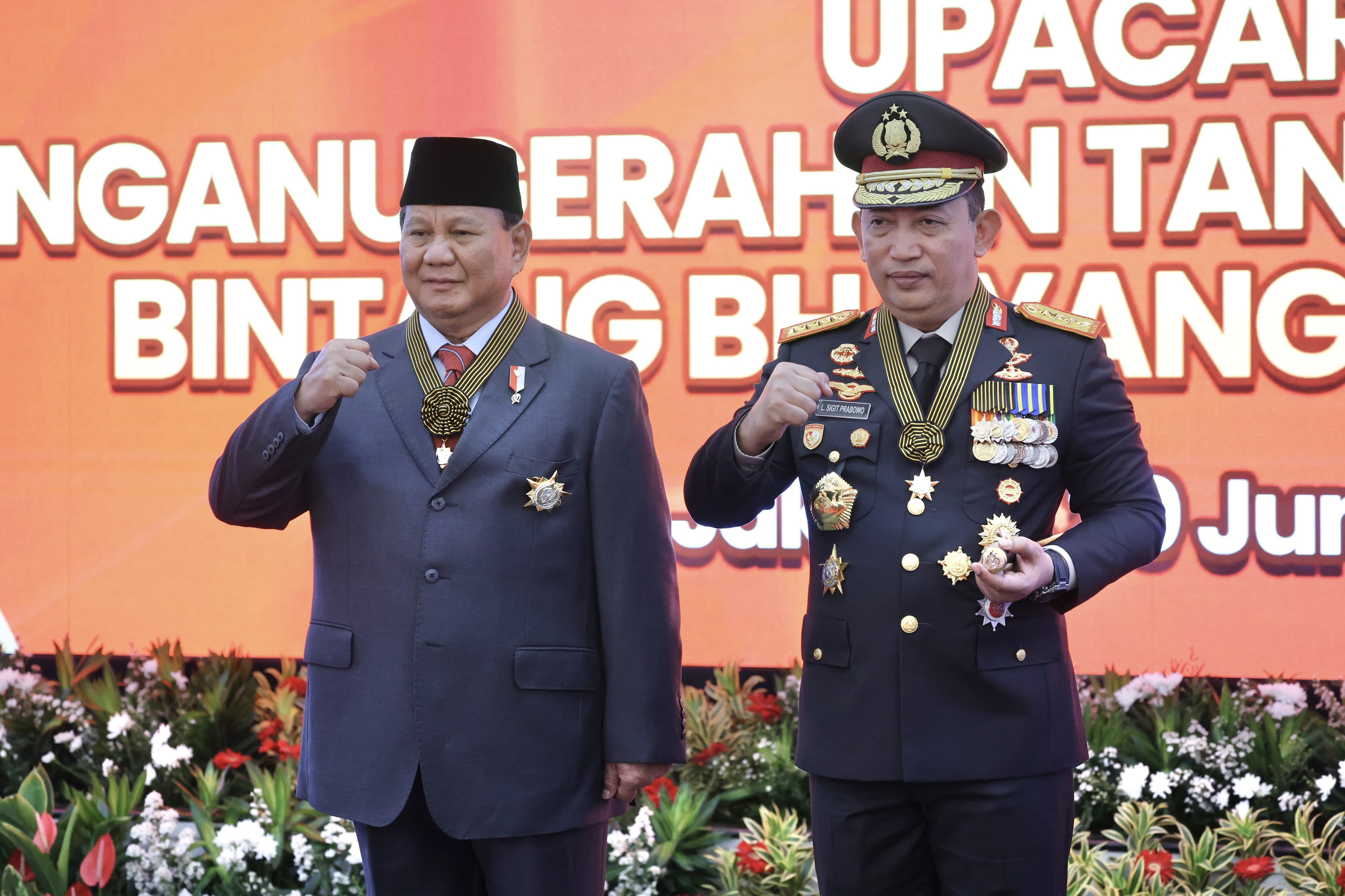 Prabowo Terima Anugerah Tanda Kehormatan Bintang Bhayangkara Utama Dari ...