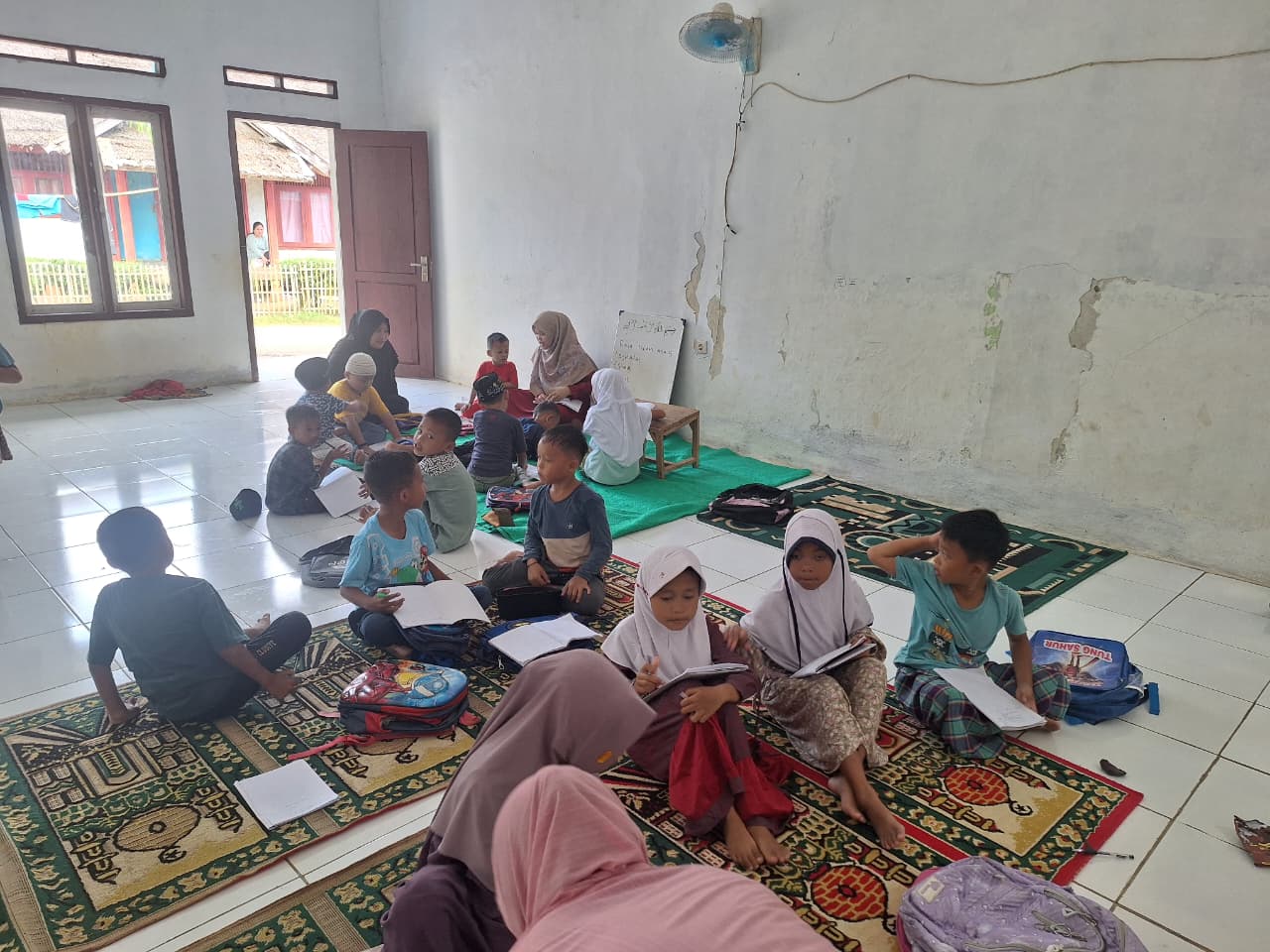 'Belajar di Lantai, Tapi Mimpi Harus Setinggi Langit' Kisah Ibu Inspiratif PNM