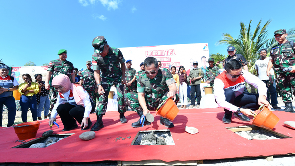 Sinergi, Pertamina - TNI AD Salurkan Bantuan ke Warga Kupang 