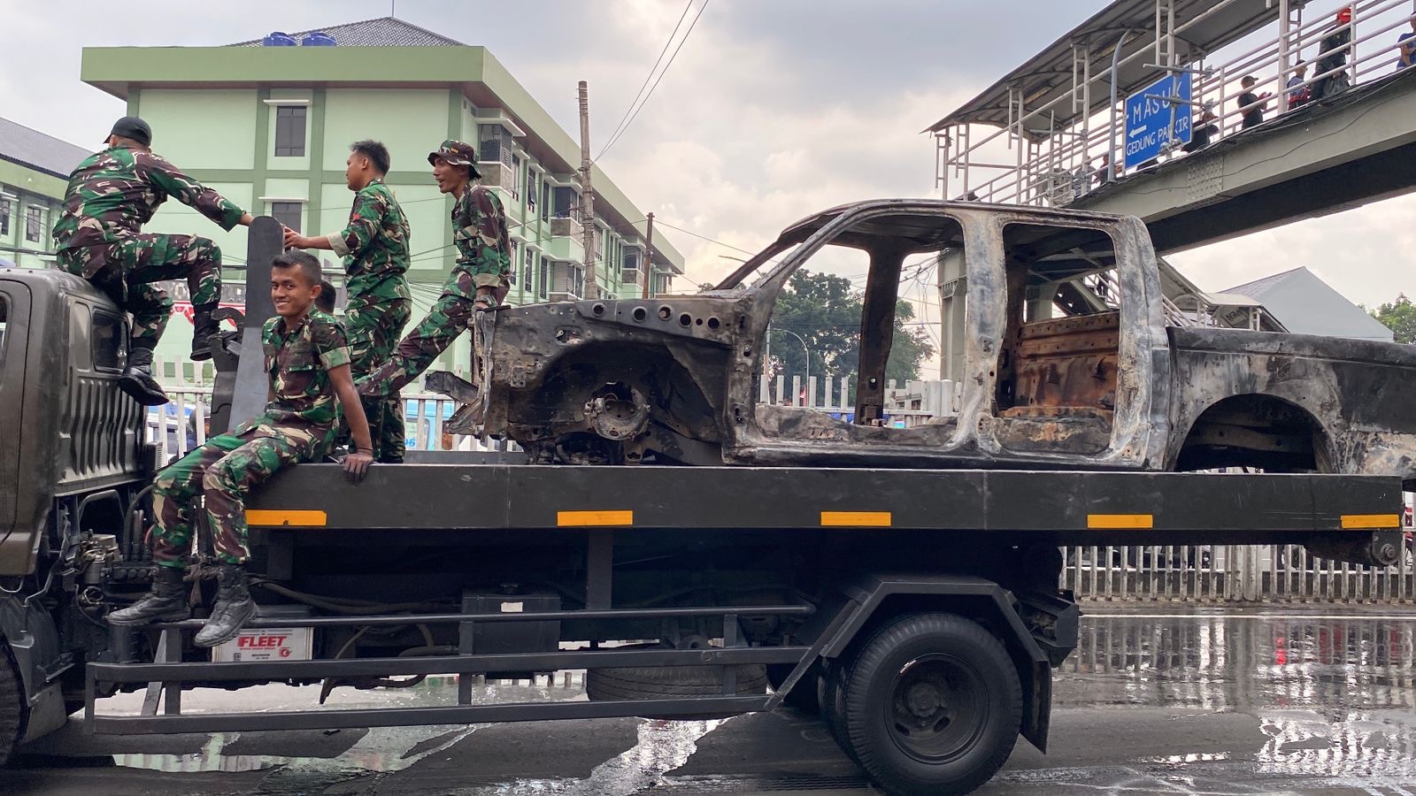 Bangkai Kendaraan Sasaran Amuk Massa di Polres Metro Jaktim Dikumpulkan di Yonzipur Jatinegara
