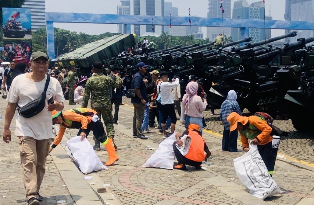 DLH DKI Jakarta Angkut 126,65 Ton Sampah Sisa Perayaan HUT ke-80 TNI di Monas