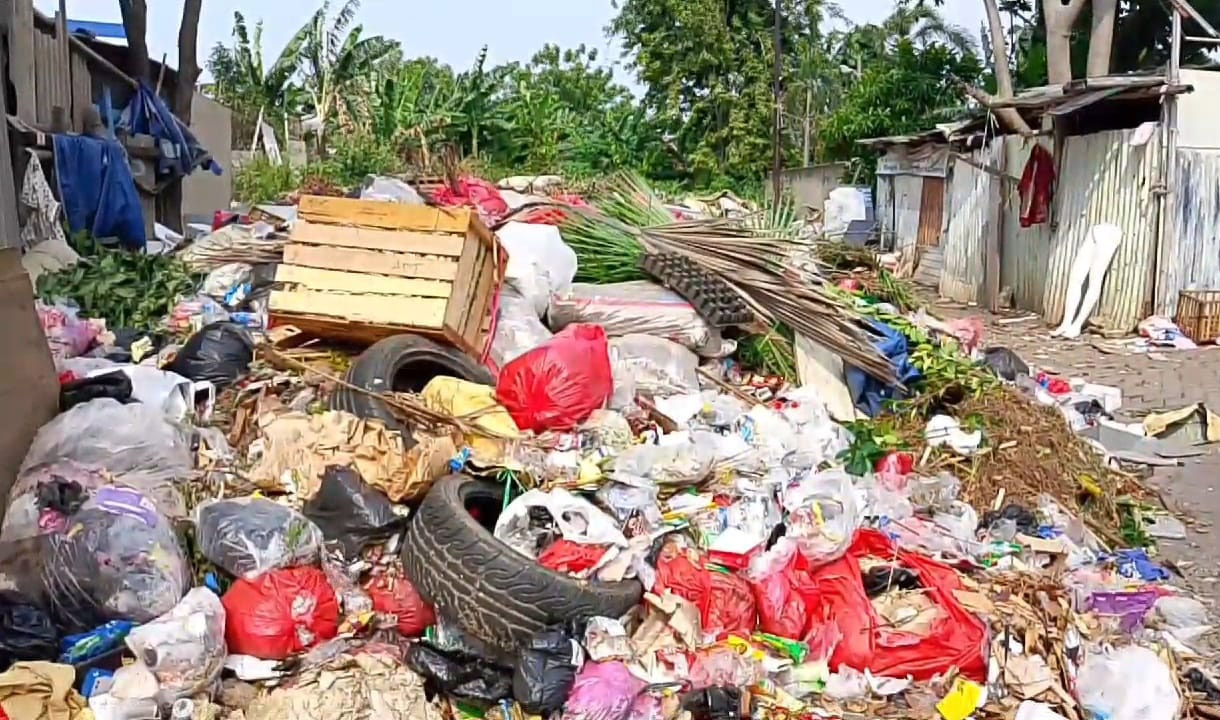 Miris! 3 Keluarga di Tangerang Hidup di Tengah Tumpukan Sampah yang Menggunung, Belatung Sampai Masuk Rumah