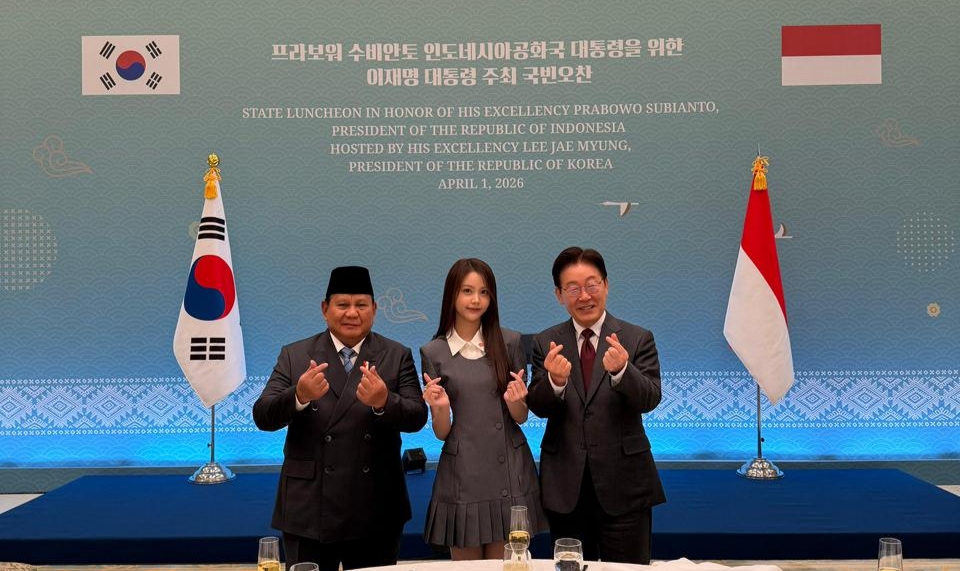 Carmen Hearts2Hearts Jumpa Presiden Prabowo dan Lee Jae Myung, Kompak Bikin Finger Hearts 