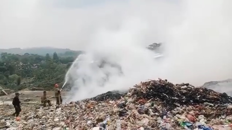 Kebakaran TPA Cikundul Kota Sukabumi Berhasil Dipadamkan Senin Dini Hari