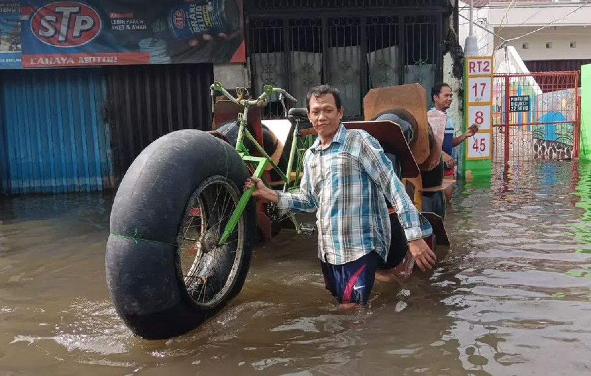 Jadi Korban Banjir Semarang, Tasin Kreatif Membuat Sepeda Apung