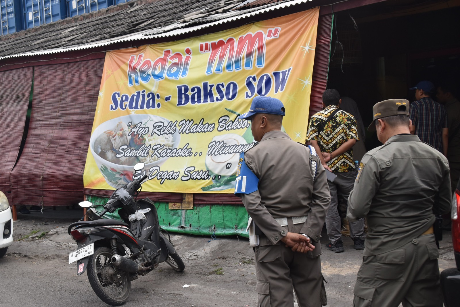 Di Surabaya Ada Warung Bakso yang Sediakan LC dan Minol