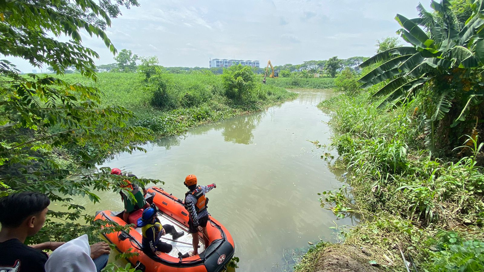 Balita di Surabaya Yang Terseret Saluran Air Belum Ditemukan, Tim SAR Perluas Area Pencarian Hingga 5 Kilometer 