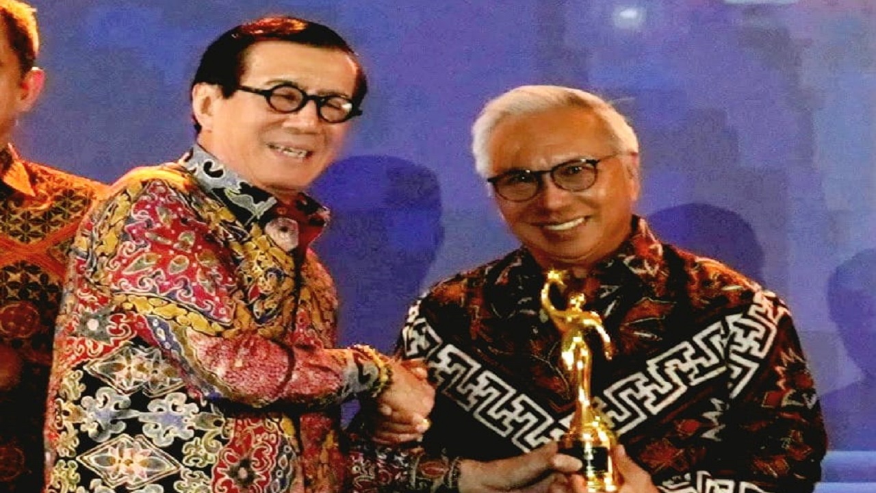 Budiarsa Sastrawinata Terima Nawacita Awards 2024 Kategori Kemajuan Infrastruktur dan Industri