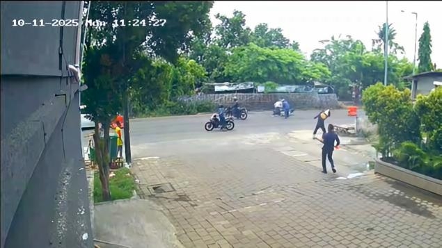 Sadis! Rampok Bersajam Beraksi saat Siang Bolong Incar Pegawai Bank di Bekasi, Uang Rp450 Juta Nyaris Raib! 