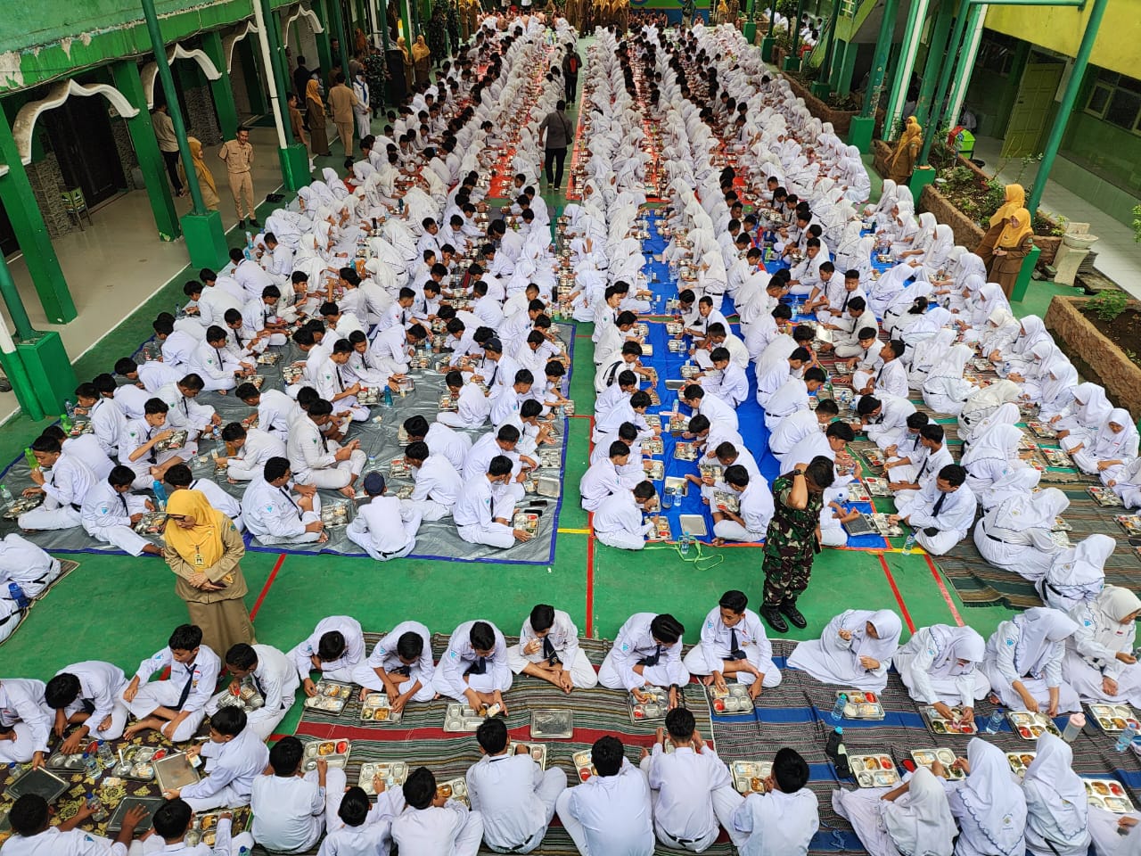 2.772 Porsi Makanan Bergizi Gratis Mulai Didistribusikan ke 8 Sekolah di Sidoarjo