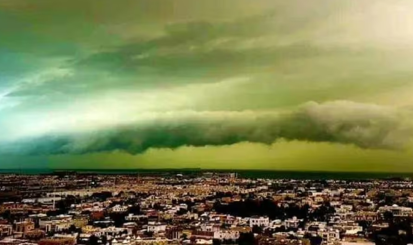 Mengerikan! Langit Dubai Berwarna Hijau Saat Hujan Badai dan Bencana Banjir