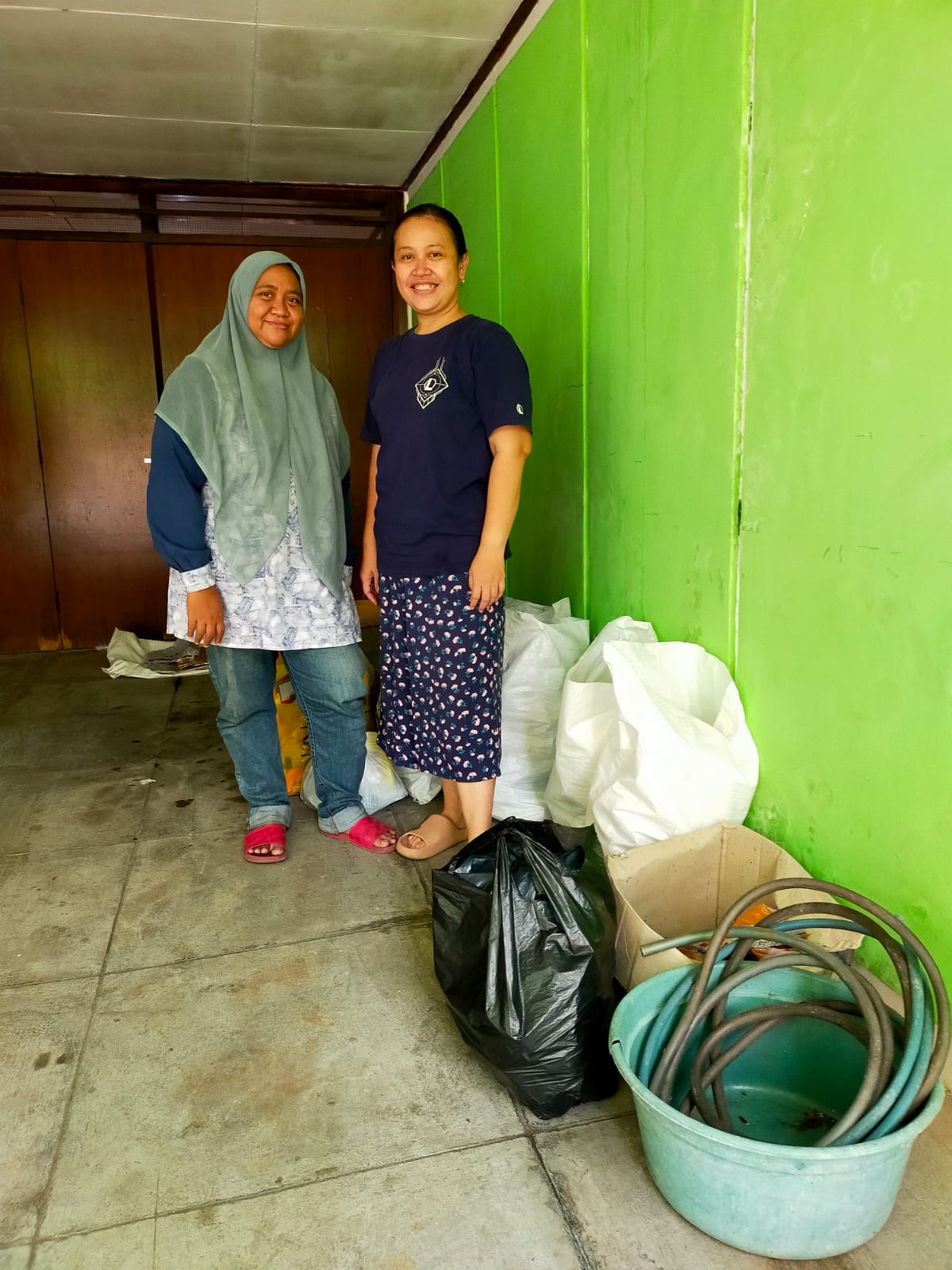 Semangat Lansia Ngagel Kumpulkan Limbah Anorganik