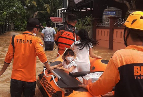 Perahu Terbalik Saat Evakuasi, Seorang Bocah Hanyut di Kebon Baru