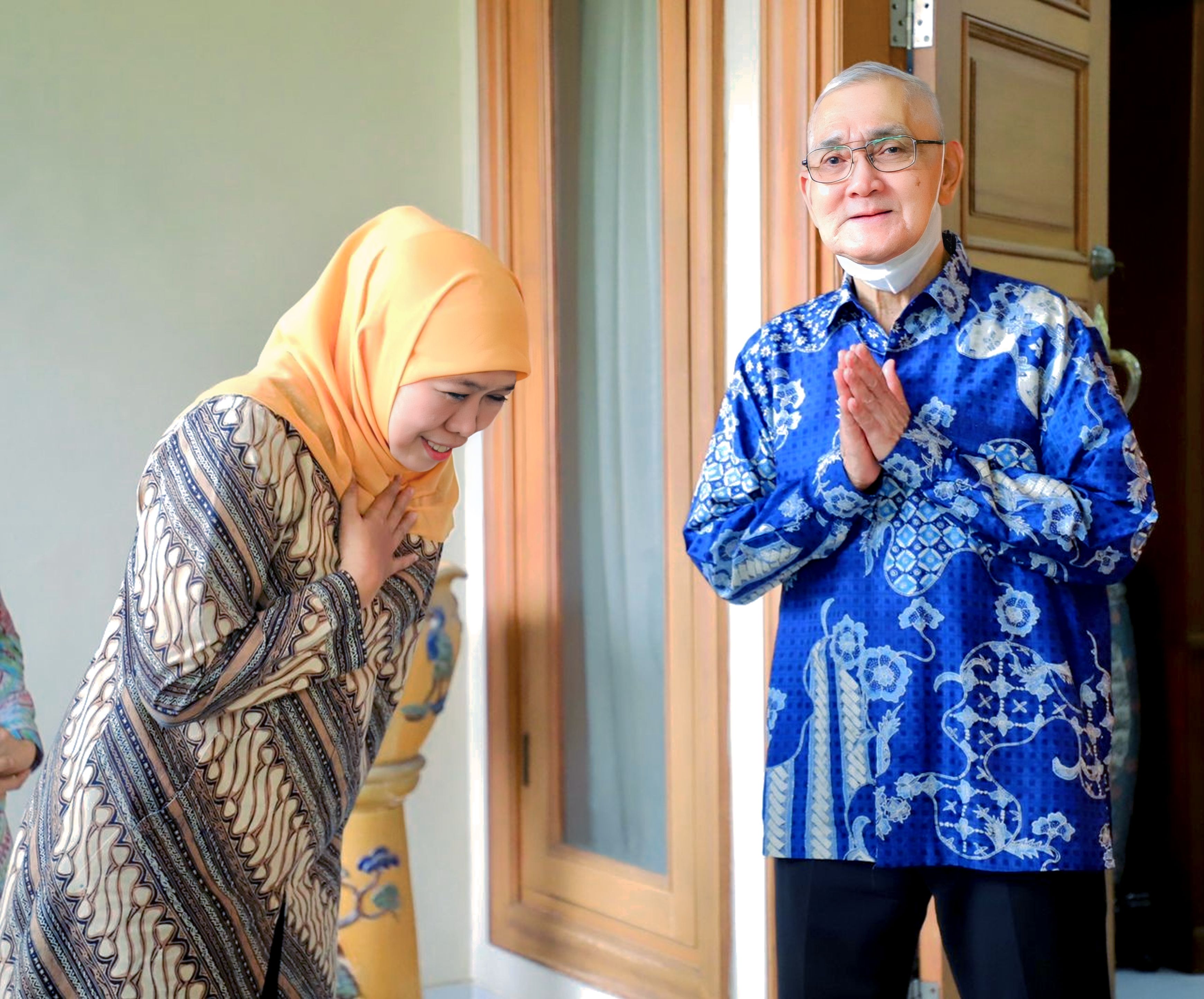 Try Sutrisno Wafat, Khofifah Ajak Warga Kibarkan Bendera Setengah Tiang