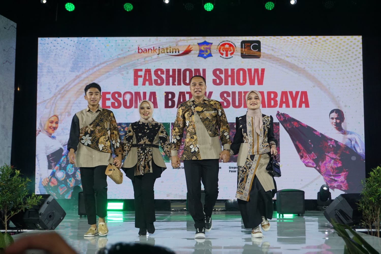 Fashion Show Pesona Batik Surabaya, Eri Cahyadi Ingin Motif Batik Khas Surabaya Mendunia