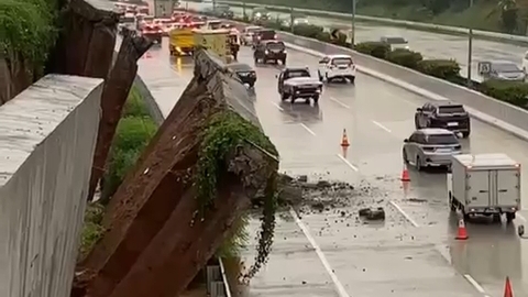 Hujan Deras Bikin Tebing Tol Jagorawi Roboh, Pengendara Diimbau Berhati-hati