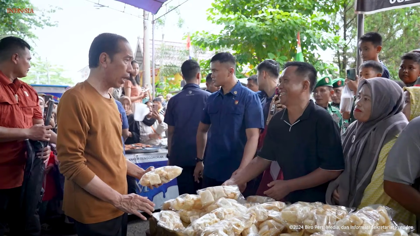 Kunjungan Kerja ke Jambi, Jokowi Blusukan ke Pasar hingga Cari Takjil