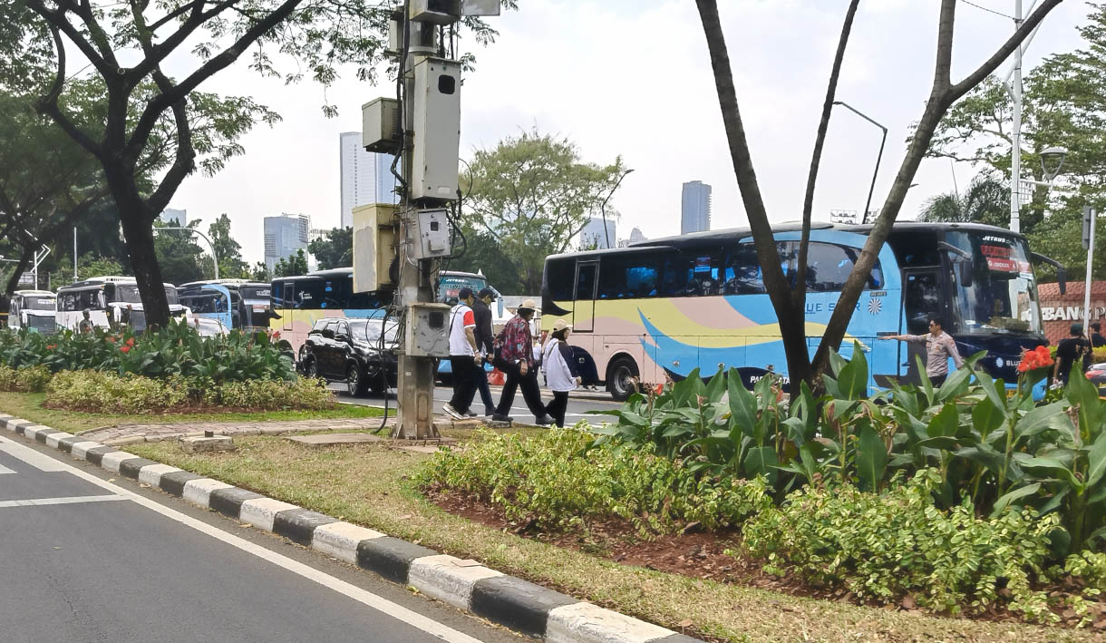 Jelang Misa Bersama Paus di GBK, Bus Jemaat Mulai Berdatangan