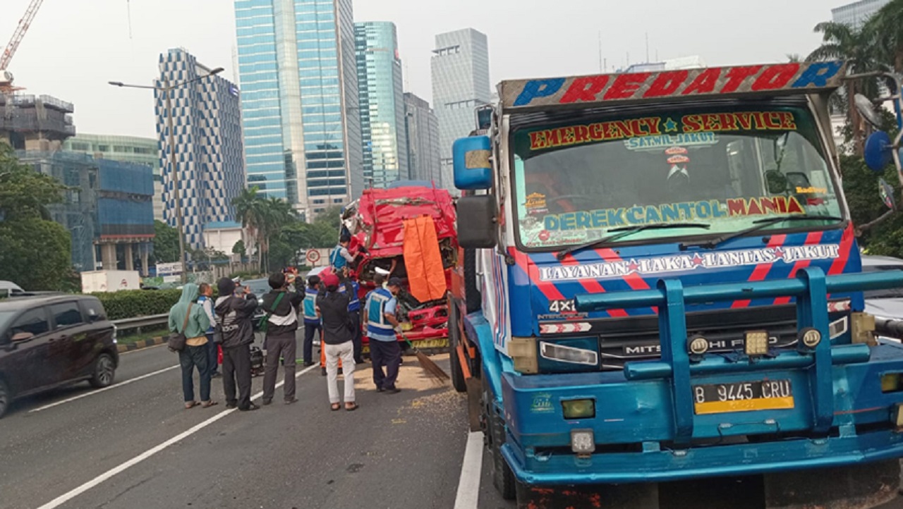 Ini Dugaan Polisi Soal Penyebab Kecelakaan Truk di Tol Dalam Kota