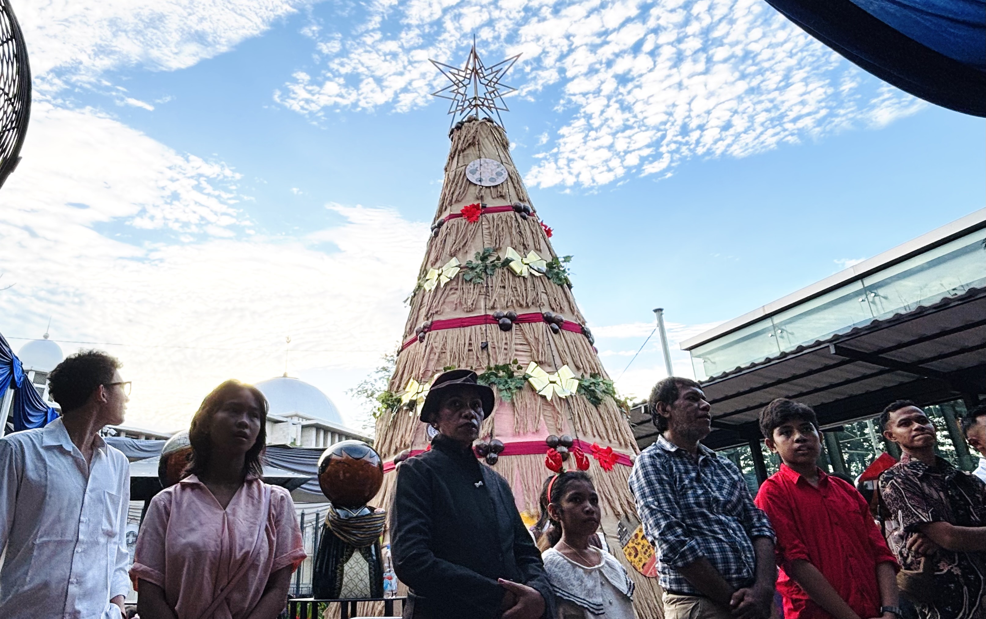 Pohon Natal Daur Ulang Setinggi 5 Meter Hiasi Halaman Gereja Katedral Jakarta