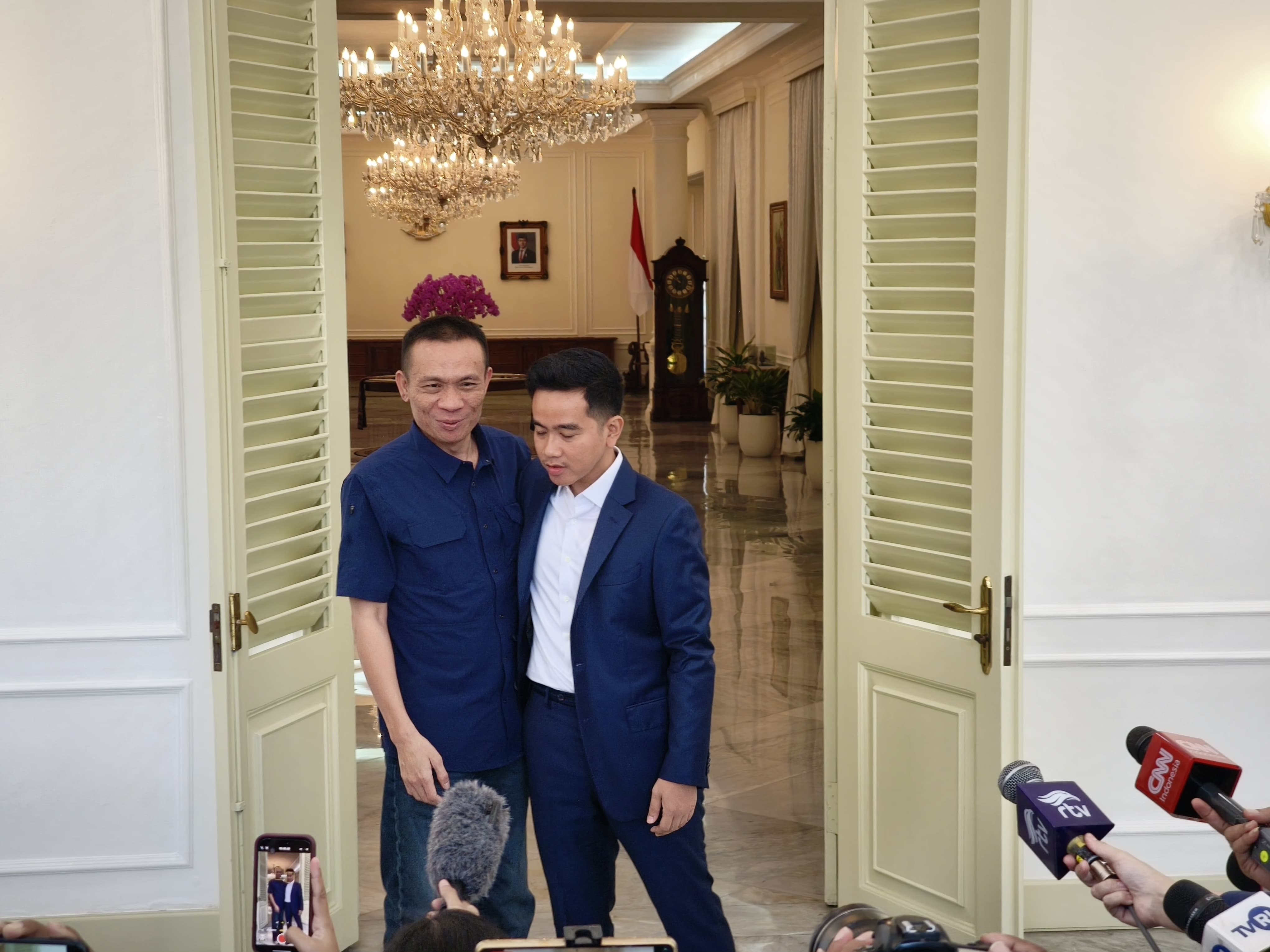 Gibran Rangkul Rismon Sianipar: Kita Saudaraan!