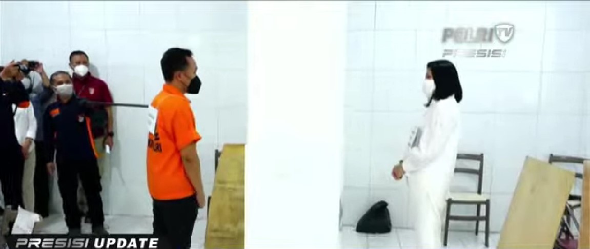 Tak Pakai Baju Tahanan, Putri Candrawathi Peragakan Adegan Tiduran Sambil Teleponan Lalu Masuk Bripka RR