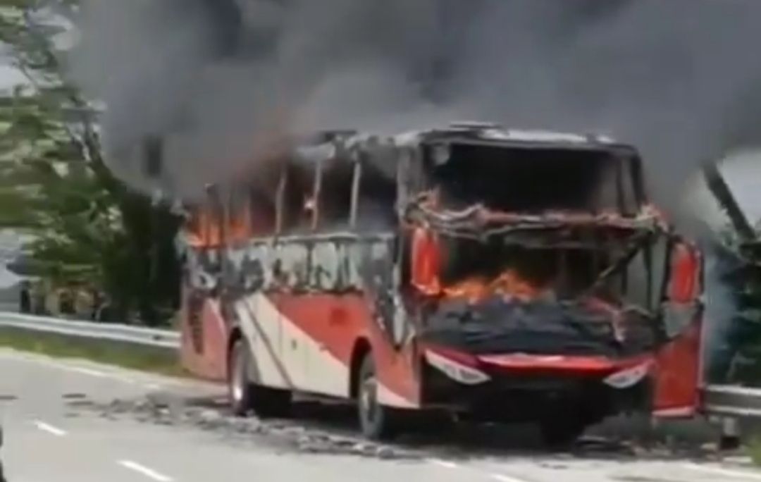 Bus Agra Mas Bawa Pemudik Ludes Terbakar di Exit Tol Tegal, Ini Dugaan Awal Penyebabnya!