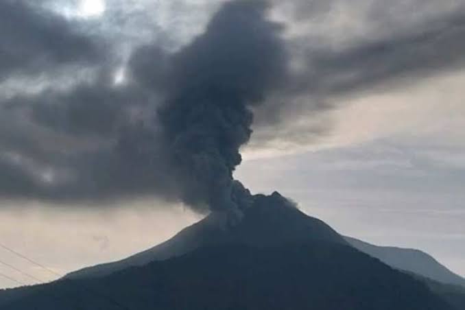 Berpotensi Bahaya, PVMBG Sebut 3 Gunung Api di NTT Berstatus Waspada