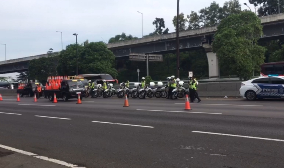 Kecelakaan 3 Mobil di KM 58 Tol Jakarta-Cikampek, Lajur Contraflow KM 48 Sampai KM 70 Ditutup