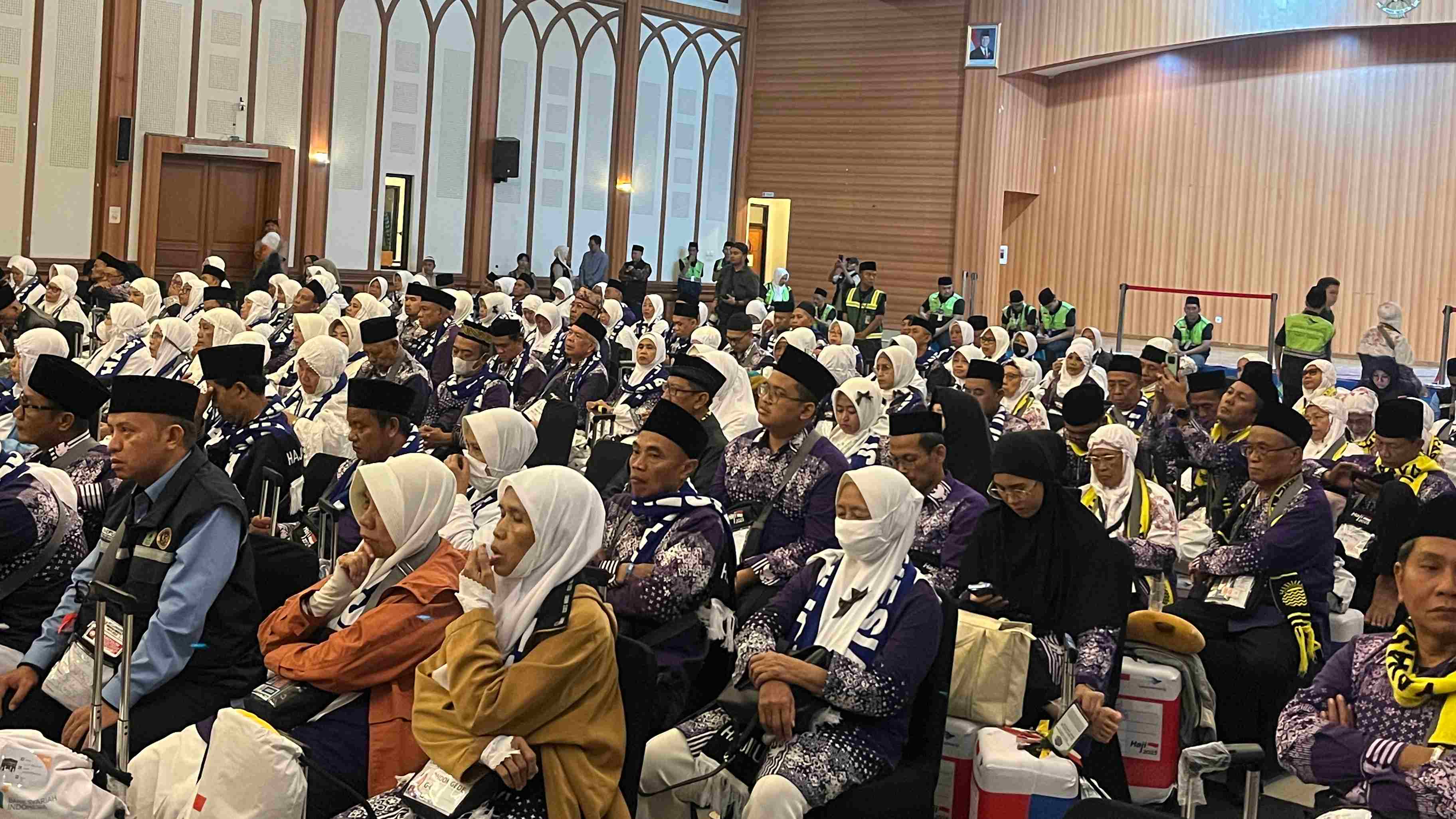 Keberangkatan Kloter Pertama Jemaah Haji Embarkasi Jakarta Dilepas 3 Menteri dari Asrama Haji Pondok Gede