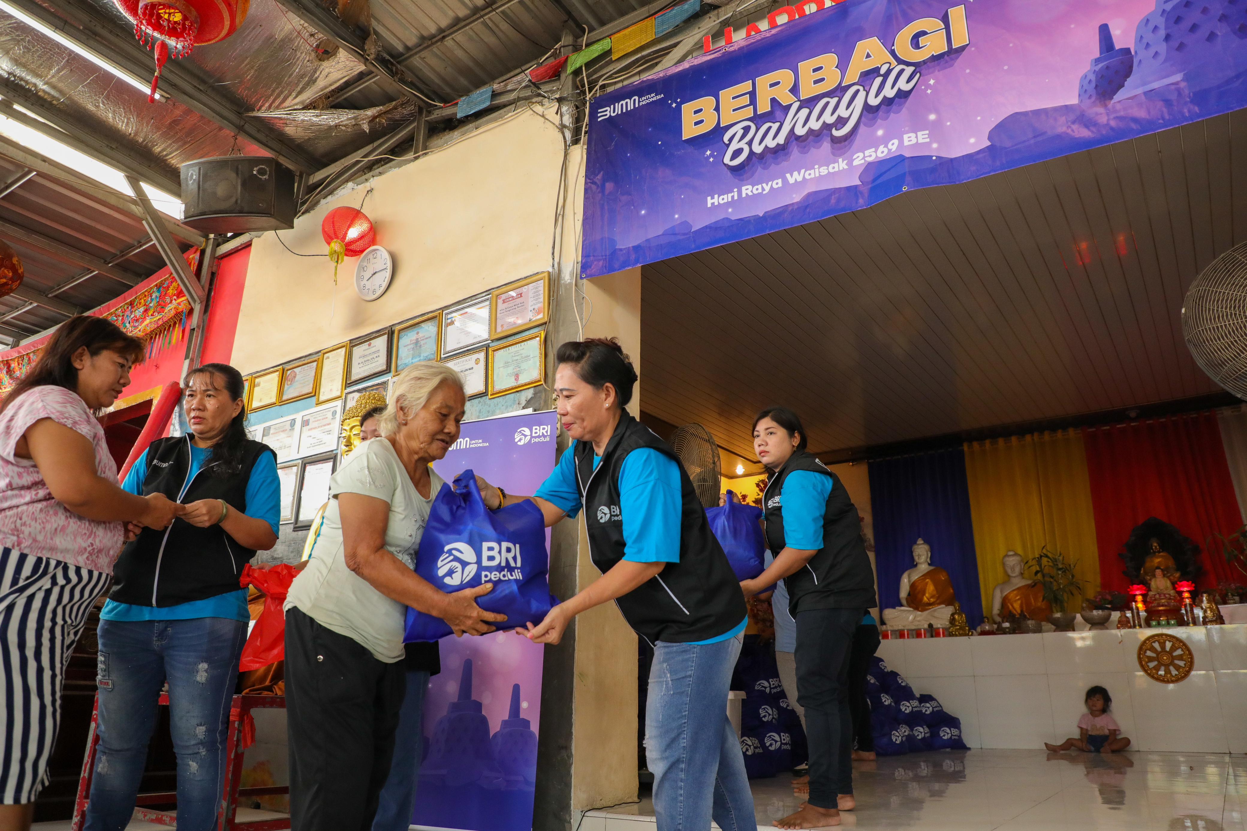 BRI Peduli Salurkan Bantuan Sembako Bagi Ribuan Umat Buddha di Hari Waisak 2025