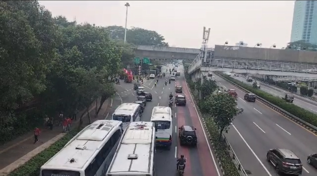 Massa Demo Sempat Berdebat di Jalan dengan Polisi