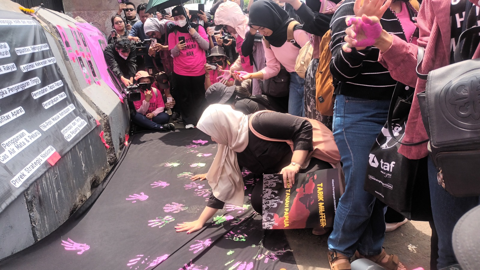 Perempuan Juga Bisa Melawan! Massa Pink Kepung DPR, Soroti Kekerasan Negara