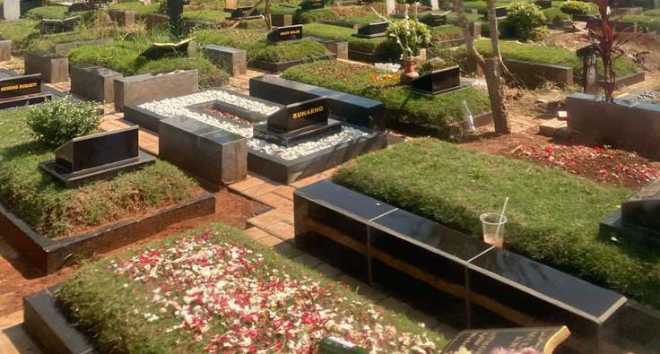 Pembersihan Makam Sebelum Ramadan: Tradisi Nyekar dan Doa untuk Leluhur