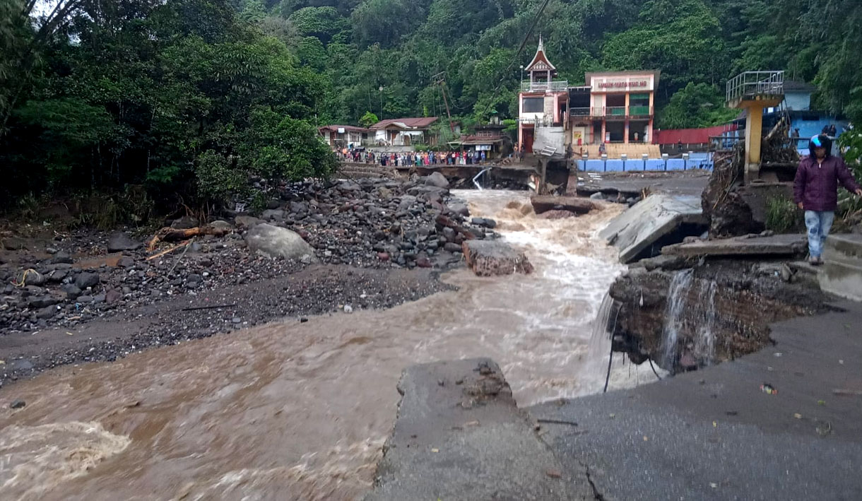 Banjir Bandang Landa Kab Agam dan Tanah Datar Sumbar, Jalan Padang – Padang Panjang Terputus