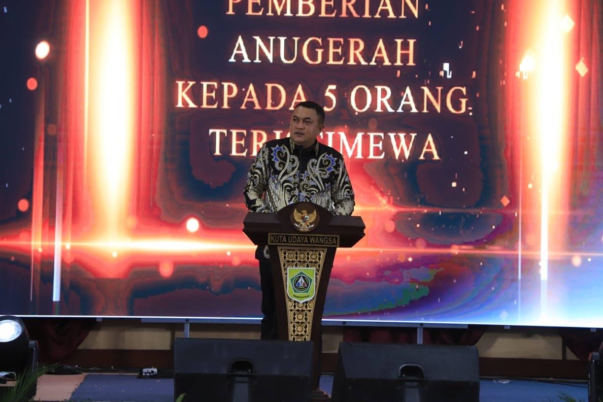 Bupati Bogor Raih Penghargaan sebagai Kepala Daerah yang Dekat dan Peduli terhadap Insan Pers di Malam Anugerah Jurnalisme Istimewa 2025
