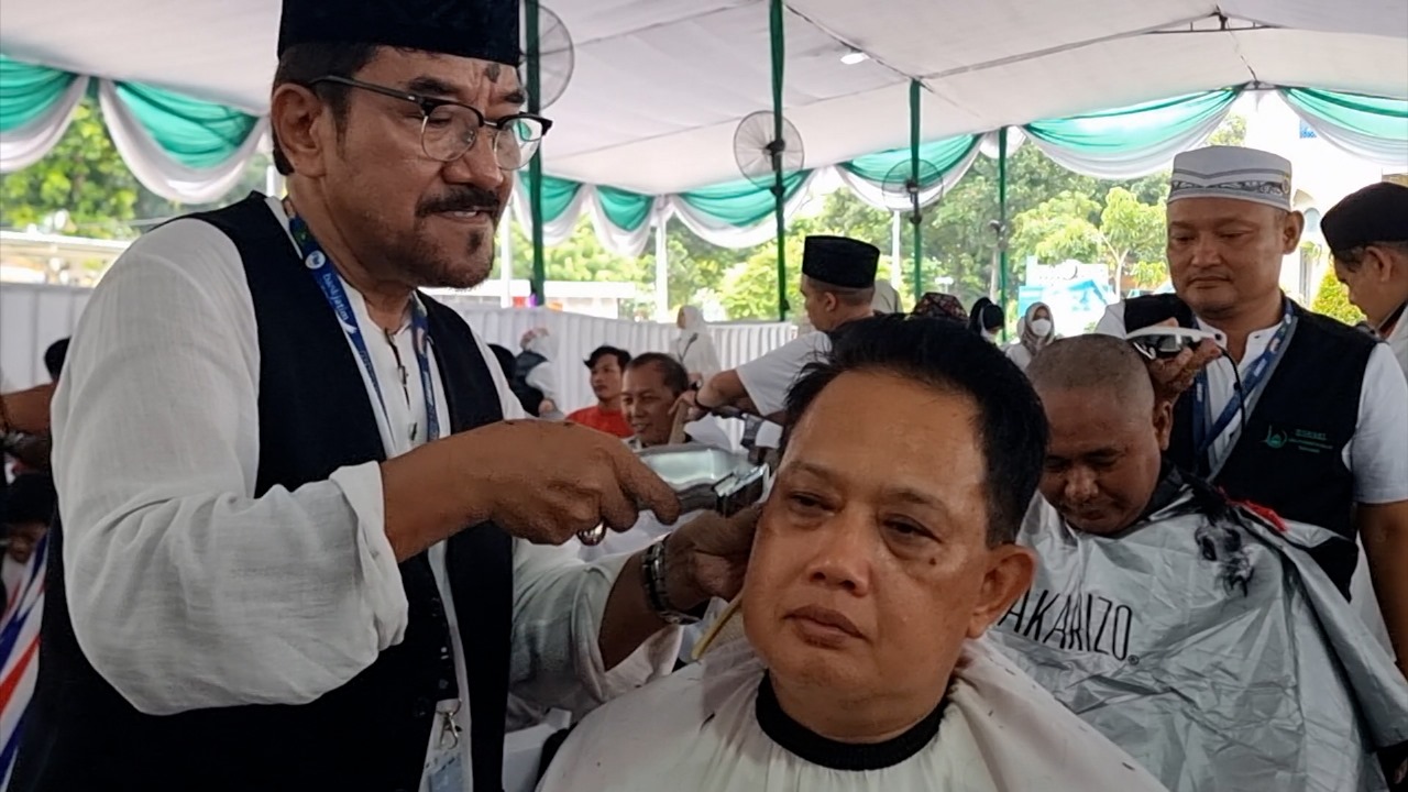 150 Penata Rambut Profesional Sedekah Potong Rambut Gratis di Masjid Al Akbar Surabaya, Diikuti 1.445 Orang 