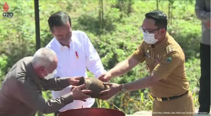 Ritual Adat Kendi Nusantara, Ridwan Kamil Serahkan 27 Tanah dan Air dari Tempat Ini