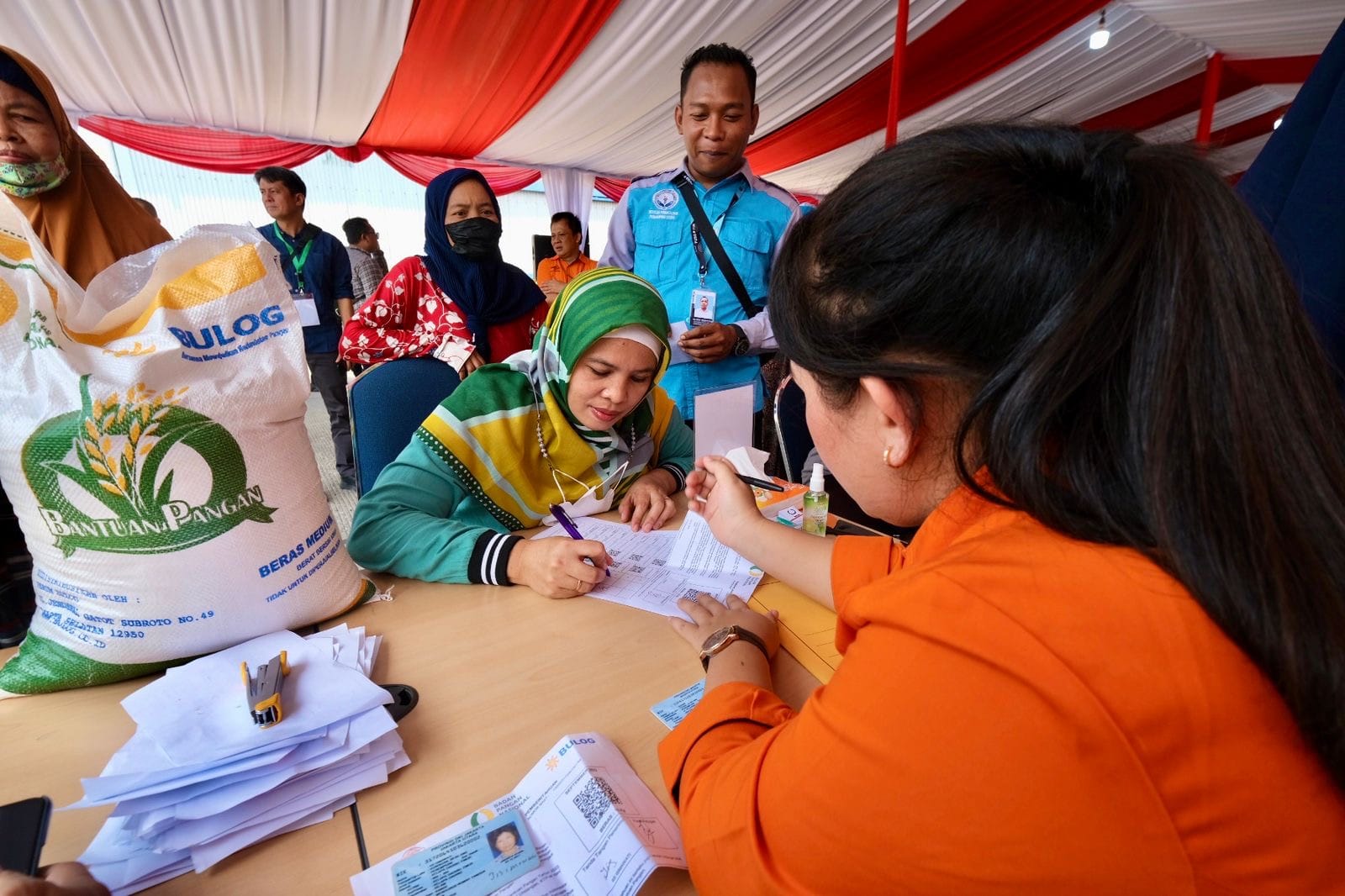 Membantu Masyarakat Miskin dengan Bantuan Pangan Berkualitas dari Perum BULOG 