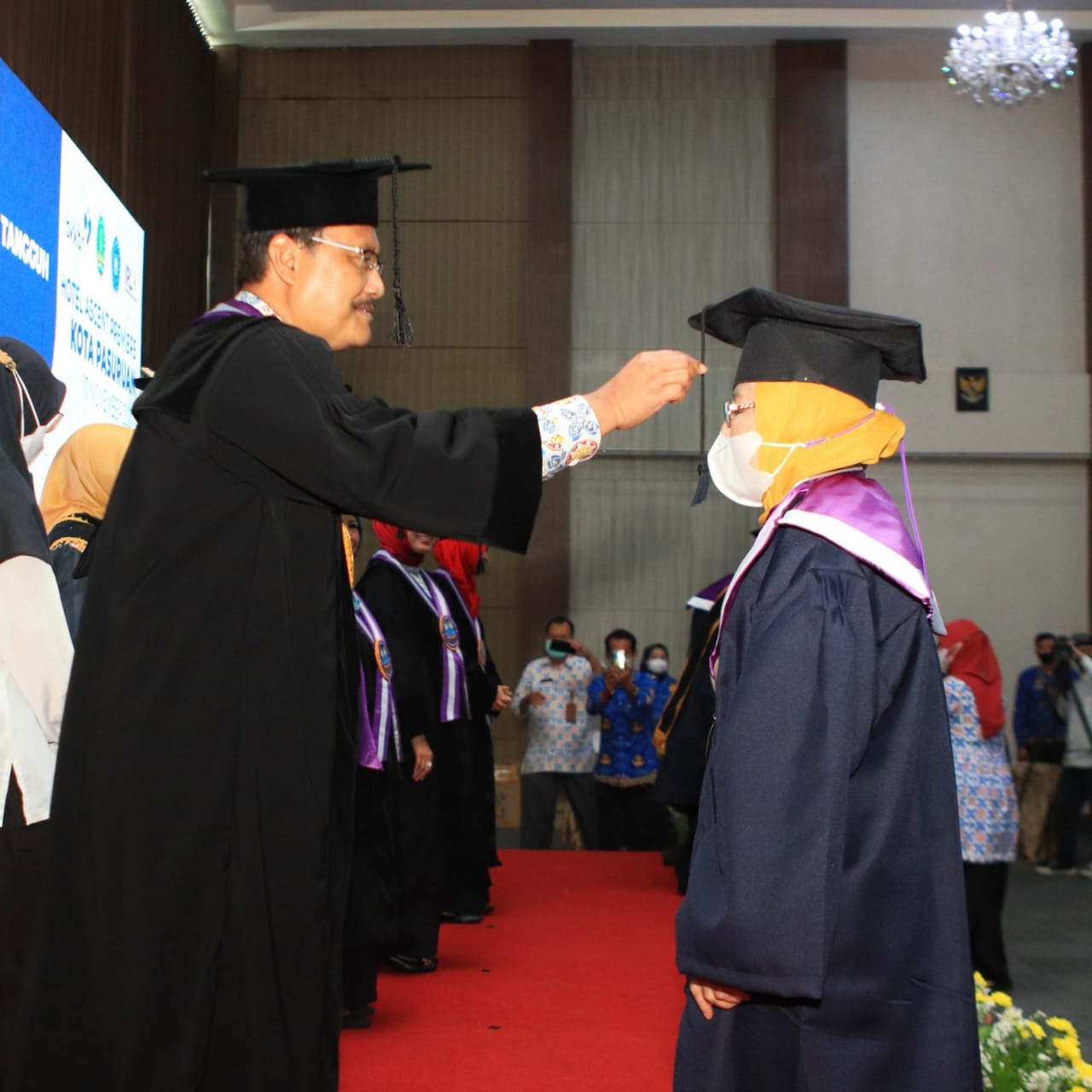 Gus Ipul Mewisuda Ratusan Lansia 