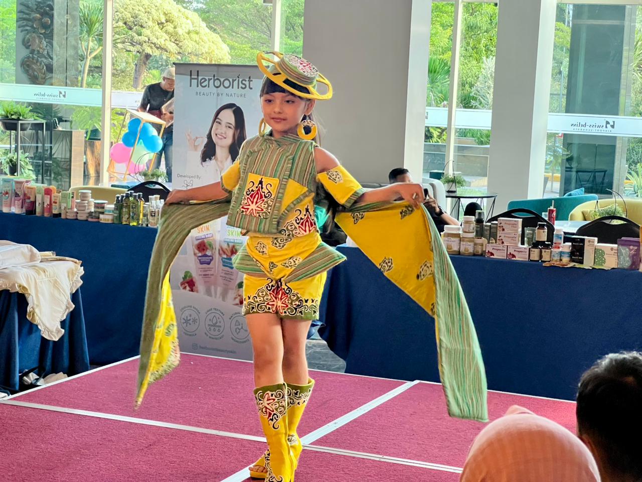 Rayakan Hari Batik, Swiss-Belinn Surabaya Tanamkan Semangat Sustainability Sejak Dini