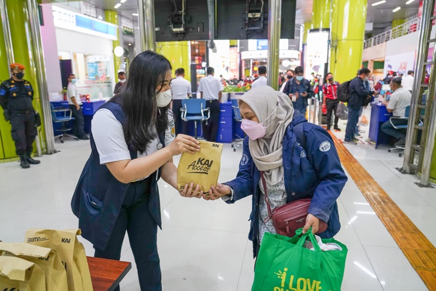 KAI Bagi-bagi Takjil Gratis pada Penumpang di 10 Hari Terakhir Ramadan