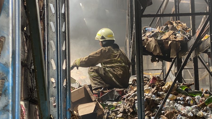 Kebakaran Pasar Beras Induk Cipinang Belum Padam, Damkar: Masih Pendinginan! 