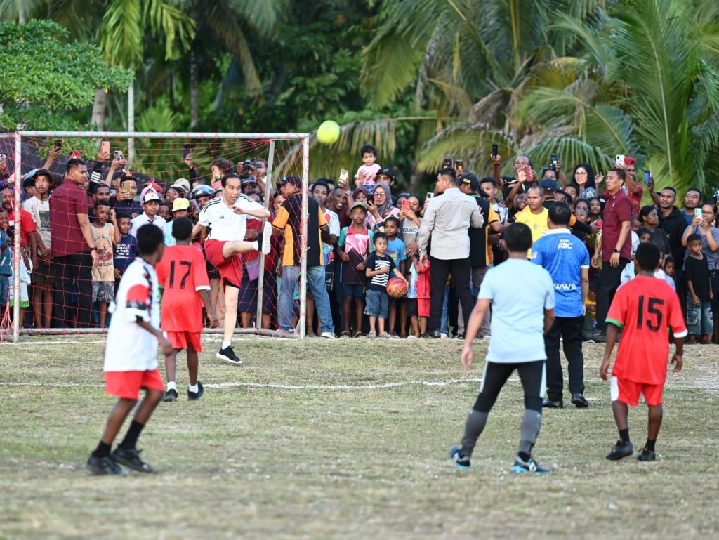 Jokowi Cetak Gol di Pertandingan Sepakbola Bersama Pelajar Papua