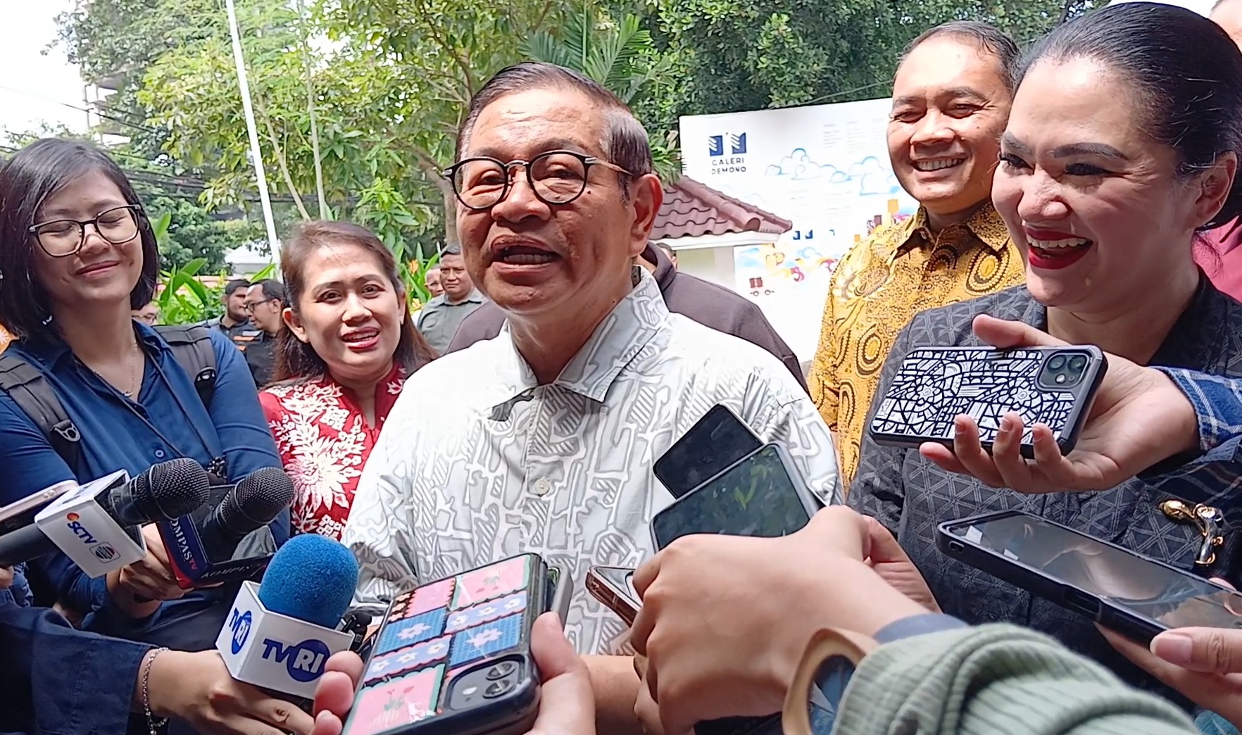 Pramono Hadiri Peluncuran Buku 75 Inspirasi Dewi Motik: Karyanya Tidak Putus-putus