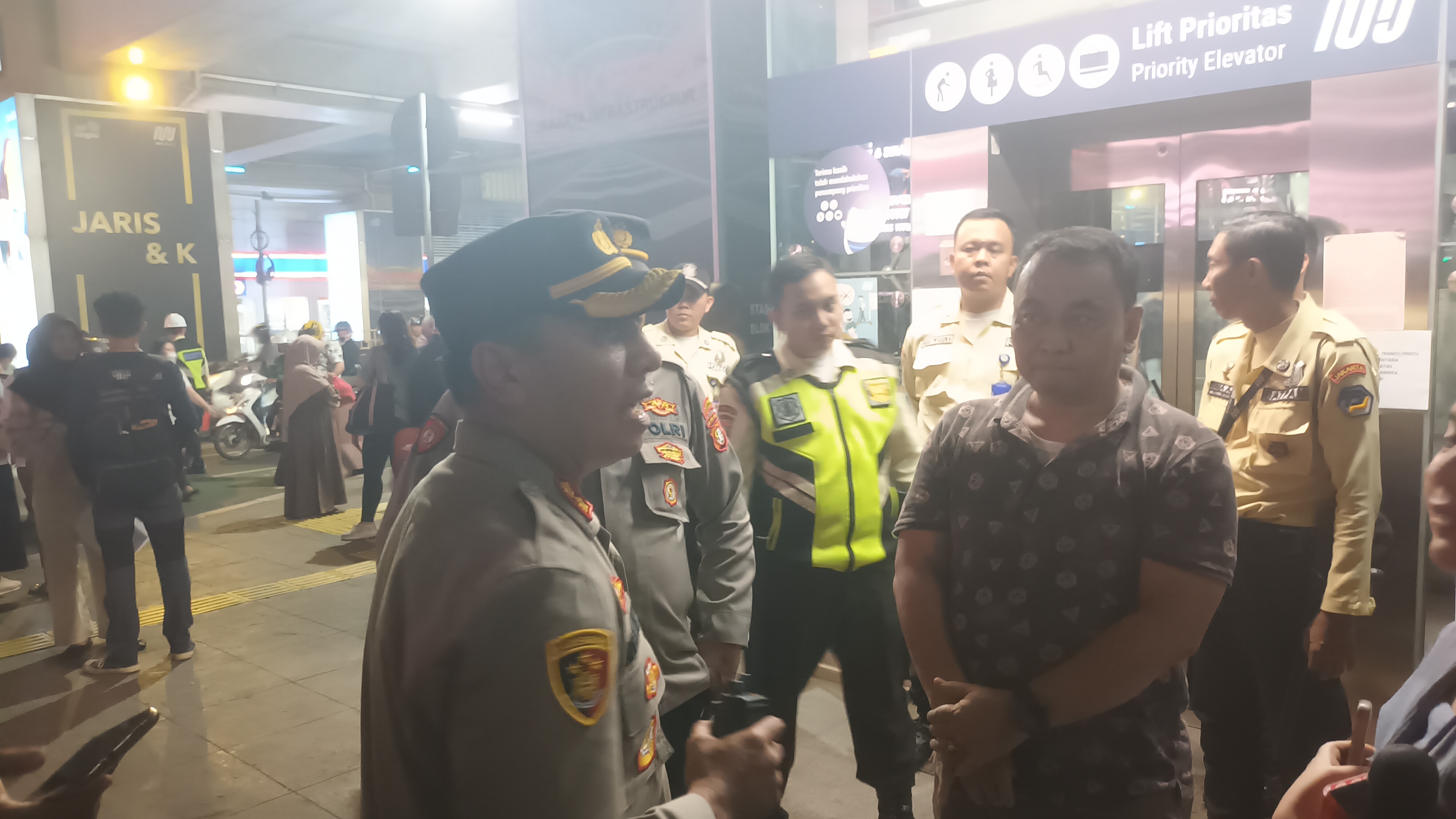 Polisi Pastikan Tidak Ada Korban Jiwa Dalam Insiden Muatan Crane Jatuh ke Rel MRT