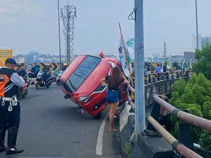 Mobil Nyangkut di Fly Over Ciputat, Ternyata Gegara Sopir Wanita Mengantuk